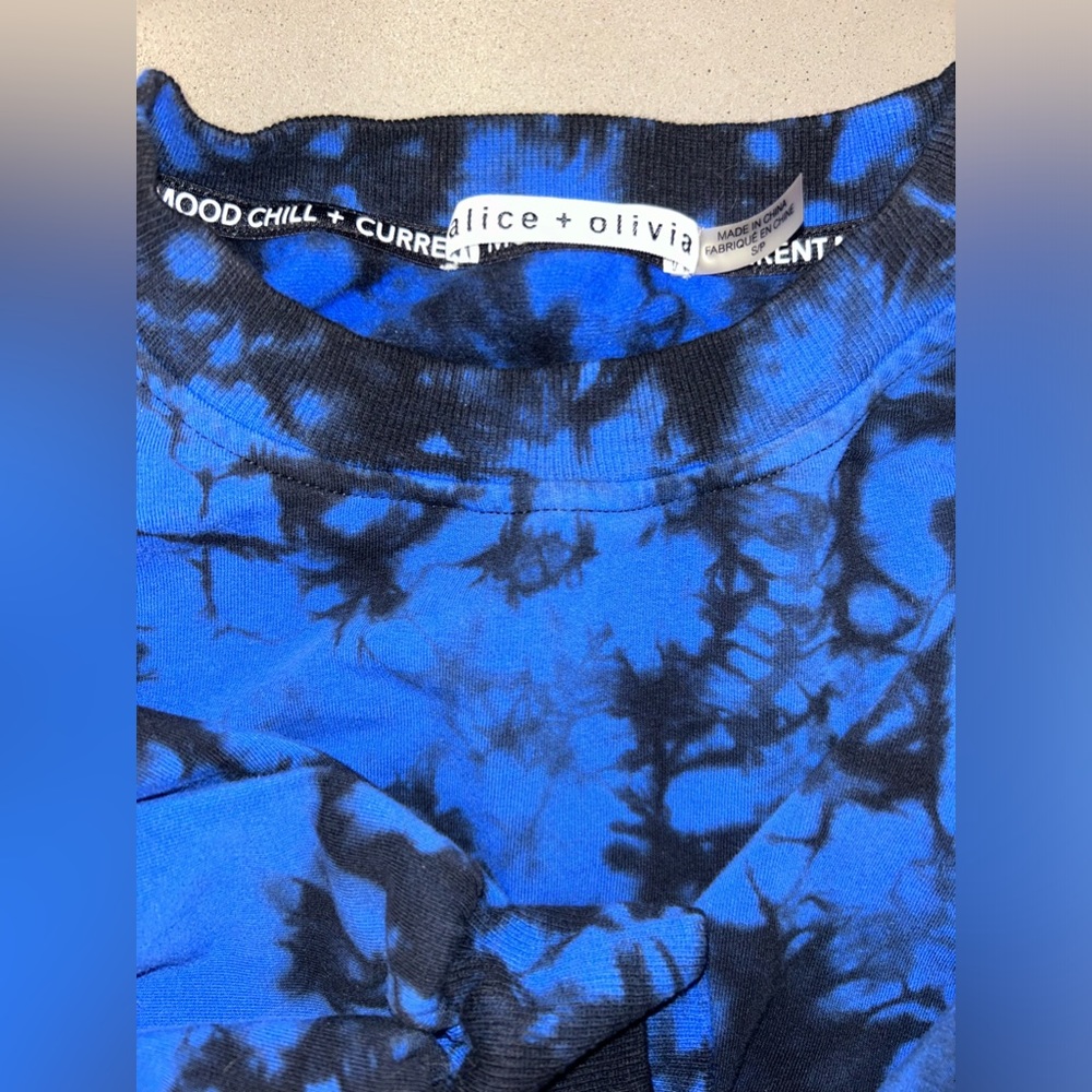 Alice & Olivia crop top long sleeve blue & black tie dye - Picture 3 of 3